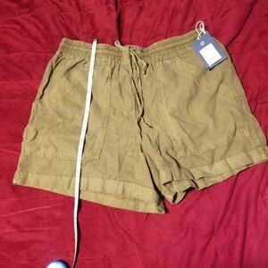 NWT Universal Short Size M Color Mustard